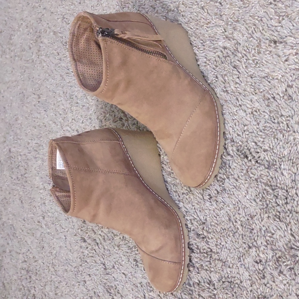 Toms Avery tan wedge booties